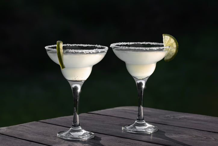 2 copos de cocktail margarita com aguardente de medronho num bar