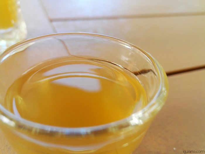 aguardente de medronho melosa num copo. aspecto de mel claro. Especialistas e consultores para fazer aguardente de medronho de elevada qualidade