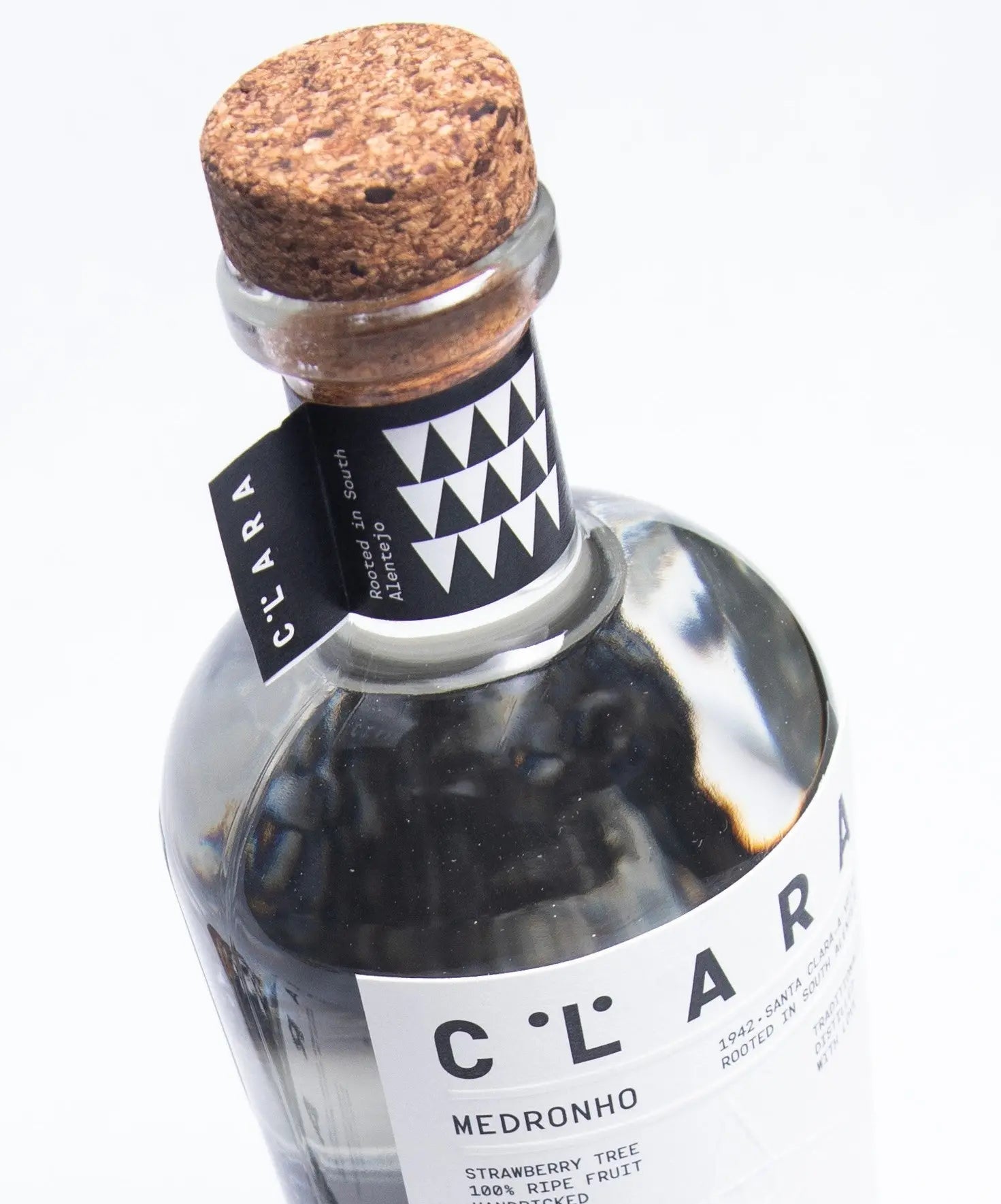 detalhe da rolha e gargantilha da garrafa de Aguardente de Medronho CLARA 500ml em foto de estudio