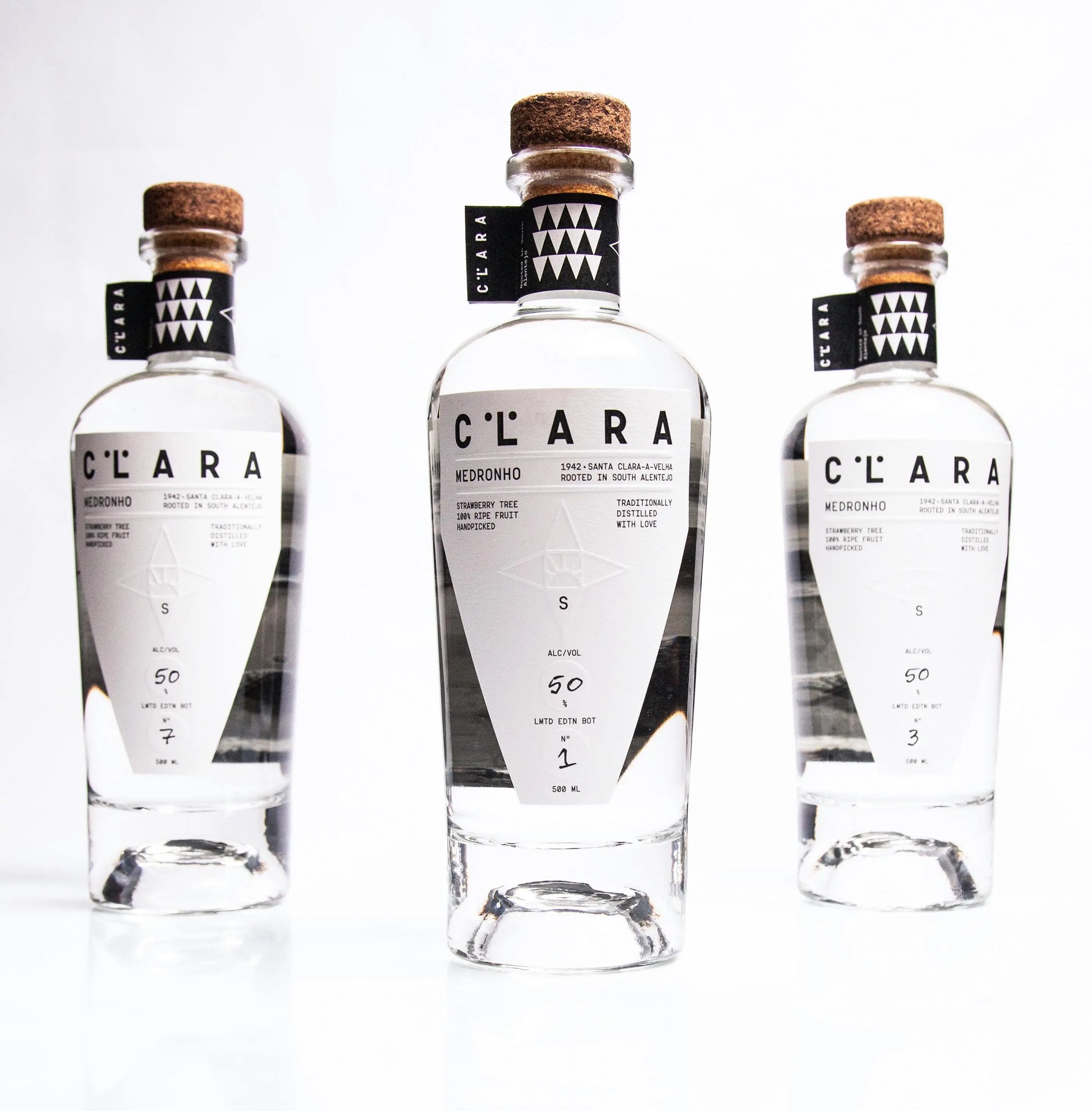 3 garrafas de Aguardente de Medronho CLARA 500ml em foto de estudio.A aguardente de medronho pode ter boa qualidade bem  como imagem e design modernos