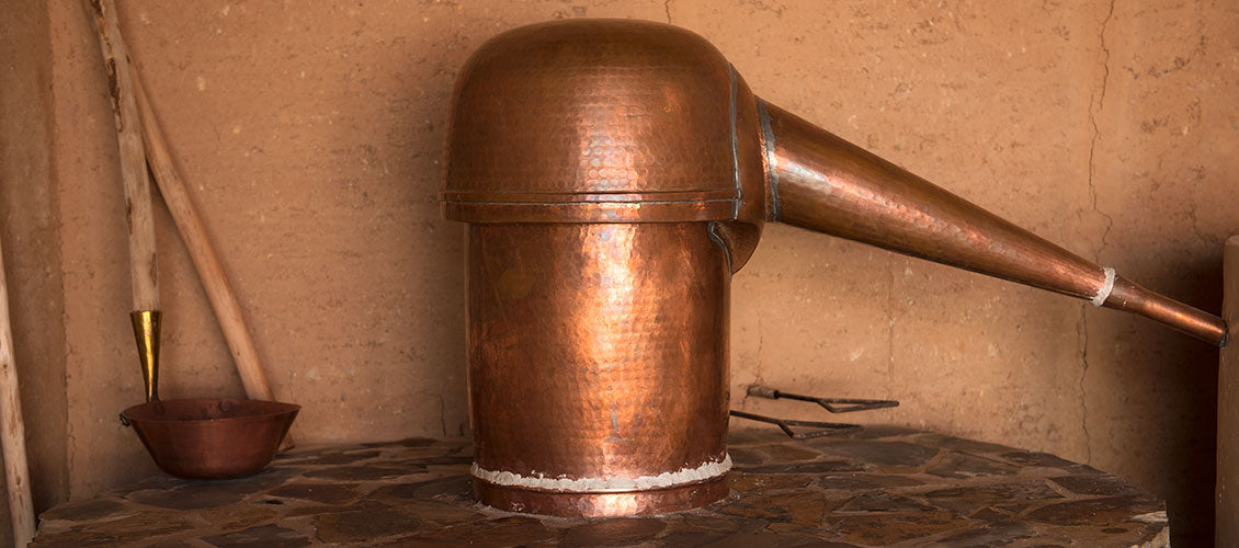 cabeça de alambique de cobre tradicionalmente utilizado na destilação de medronho. Especialistas e consultores para fazer aguardente de medronho de elevada qualidade