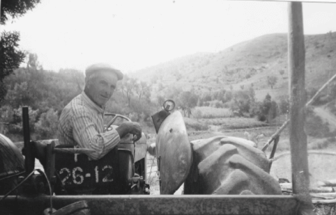 senhor em tractor agricola olhando para a foto em santa clara-a-velha odemira portugal