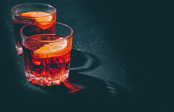 2 copos de cocktail negroni com aguardente de medronho num bar