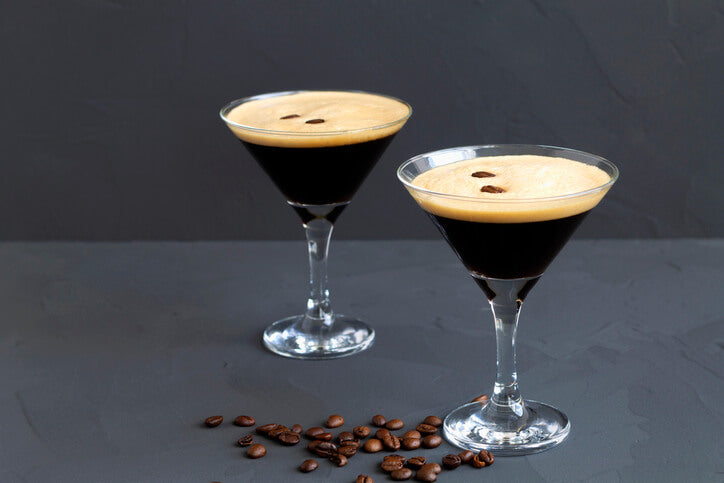 2 copos de cocktail espresso martini com aguardente de medronho num bar