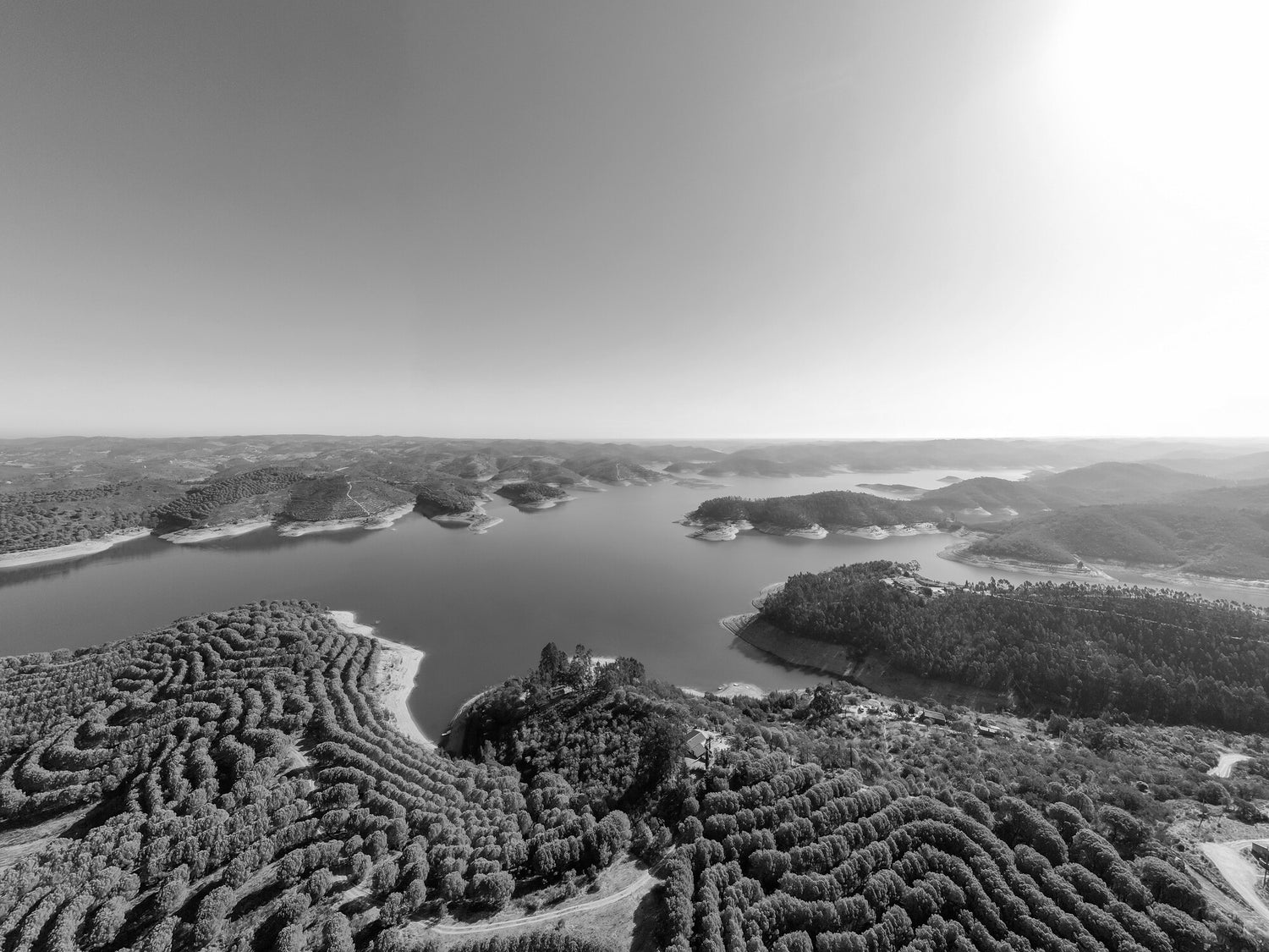 foto aerea da barragem de santa-clara-a-velha com detalhe para agua, ilhas da barragem e pinhal manso