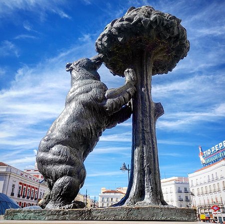 estatua de urso debruçado sobre medronheiro, foto retirada na praca de madrid espanha