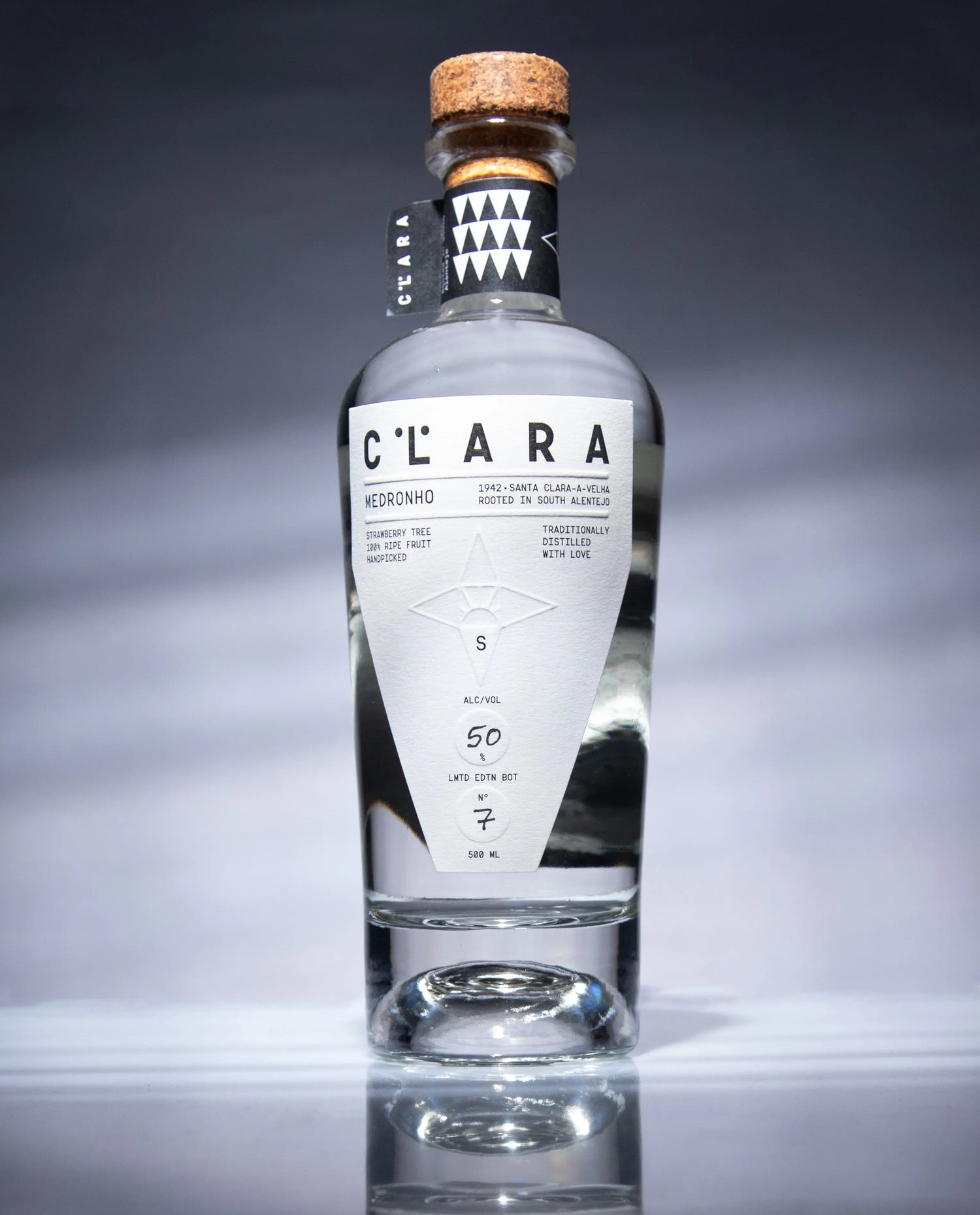 garrafa de Aguardente de Medronho CLARA 500ml em foto de estudio